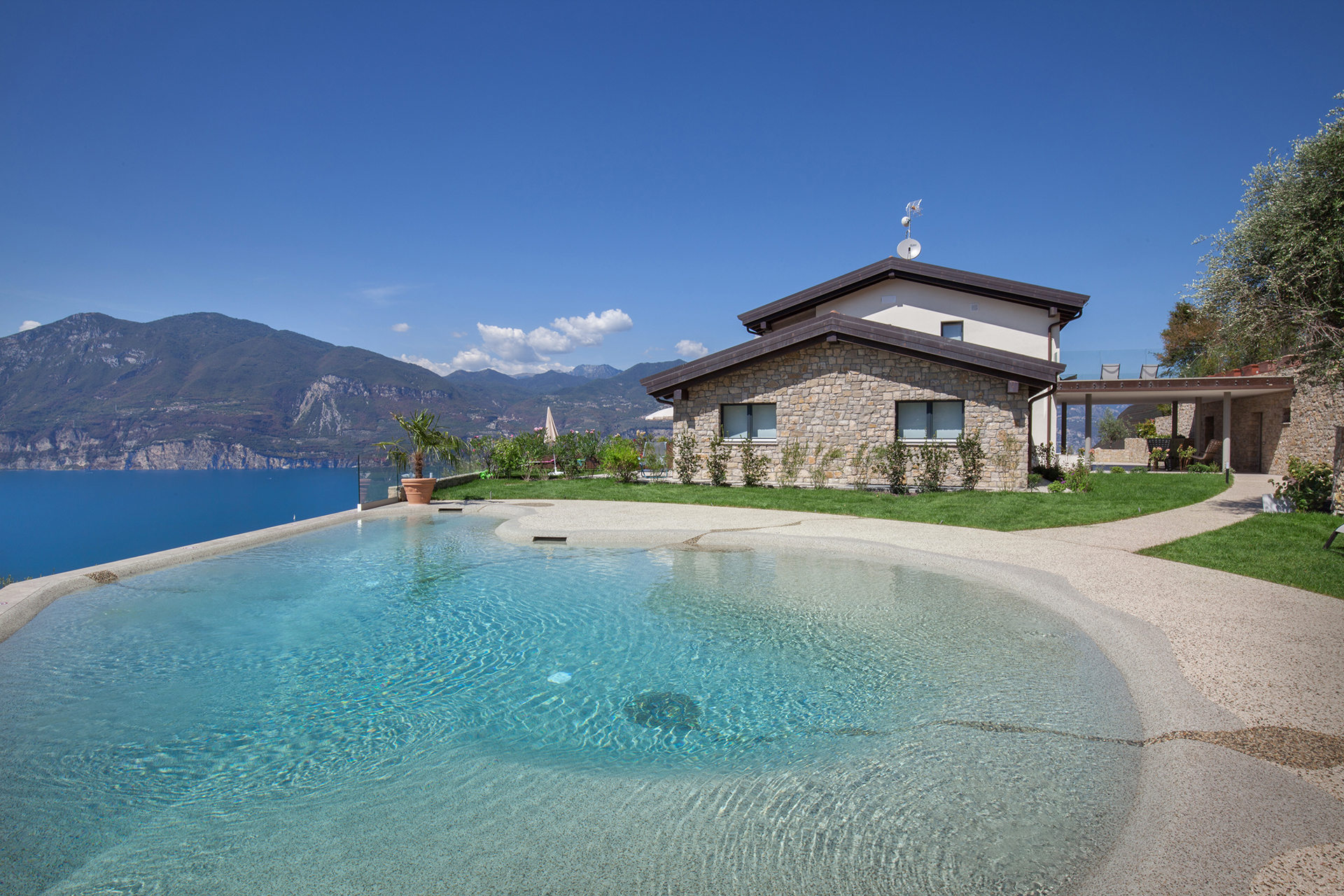 Divina 22 Visionary Italian home, over Lake Garda.